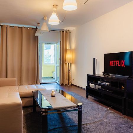 Comfy Apartment With Private Parking And Netflix Bukarest Exterior foto