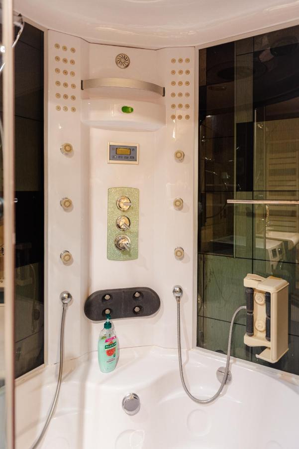 Comfy Apartment With Private Parking And Netflix Bukarest Exterior foto